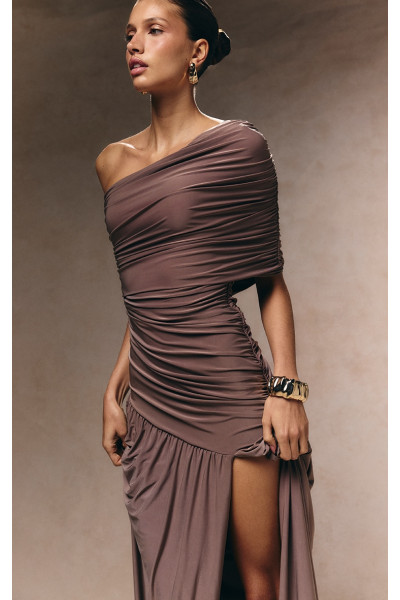 Taupe подвійний шар слизький Bardot One плече Ruched Maxi Taupe подвійний шар слизький Bardot One плече Ruched Maxi