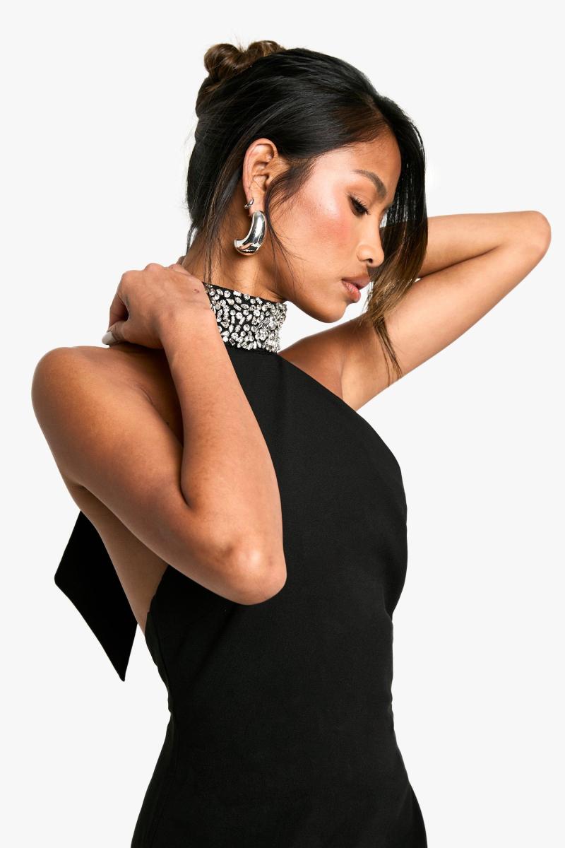 Сукня з вирізом з горловиною, прикрашена діамантами