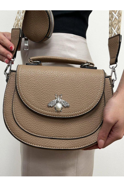 Crossbody з прикрасами у вигляді бджоли кольору мокко Crossbody з прикрасами у вигляді бджоли кольору мокко