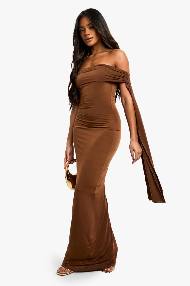 Сукня максі з відкритими плечима і драпіруванням із закрученими деталями
