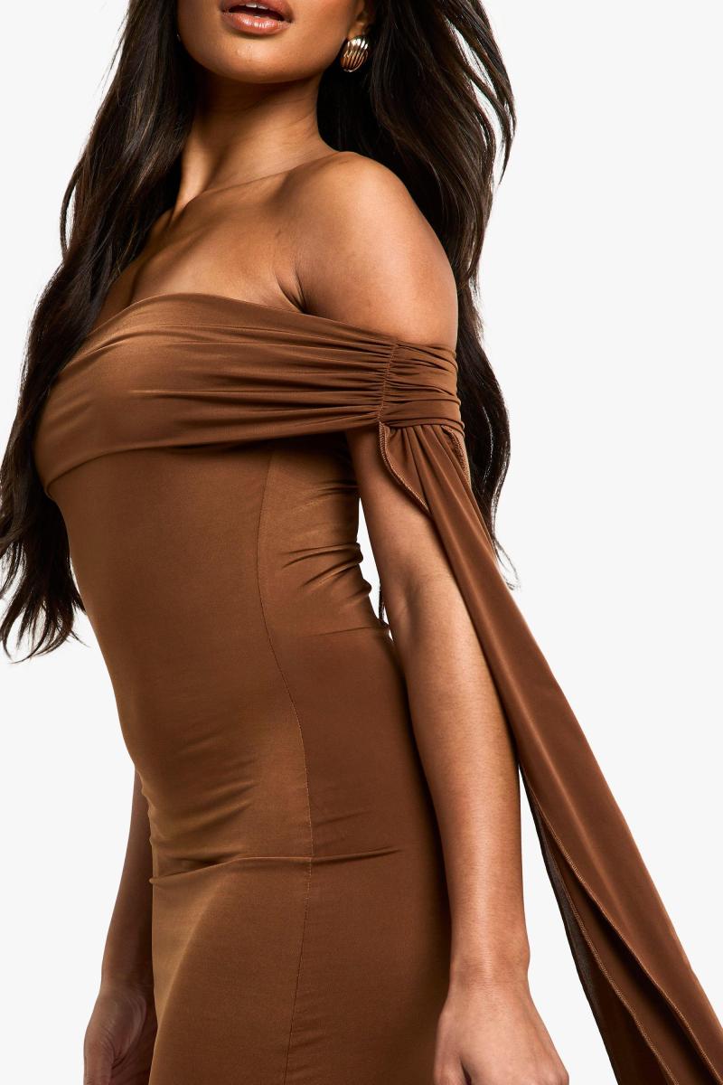 Сукня максі з відкритими плечима і драпіруванням із закрученими деталями