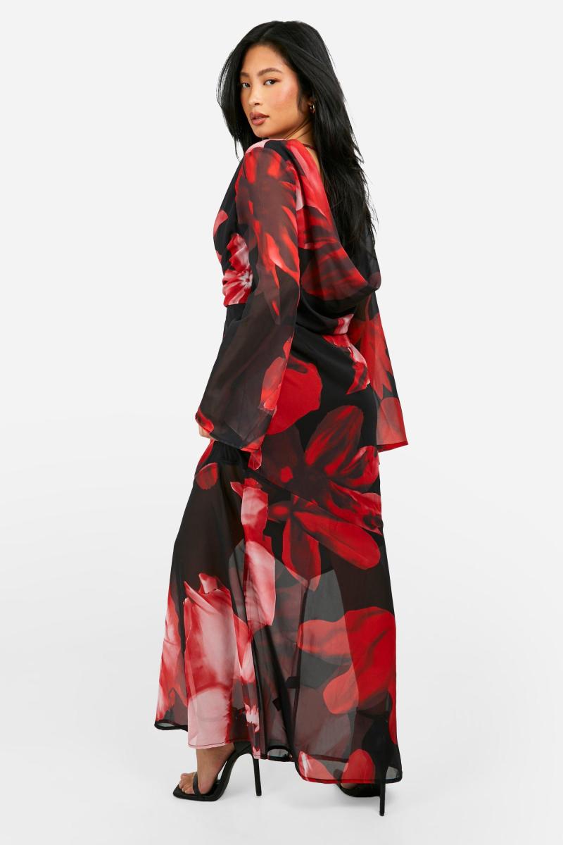 Маленька смілива квіткова деталізація капота максі