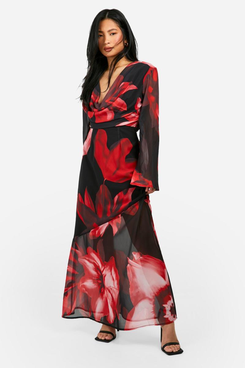 Маленька смілива квіткова деталізація капота максі