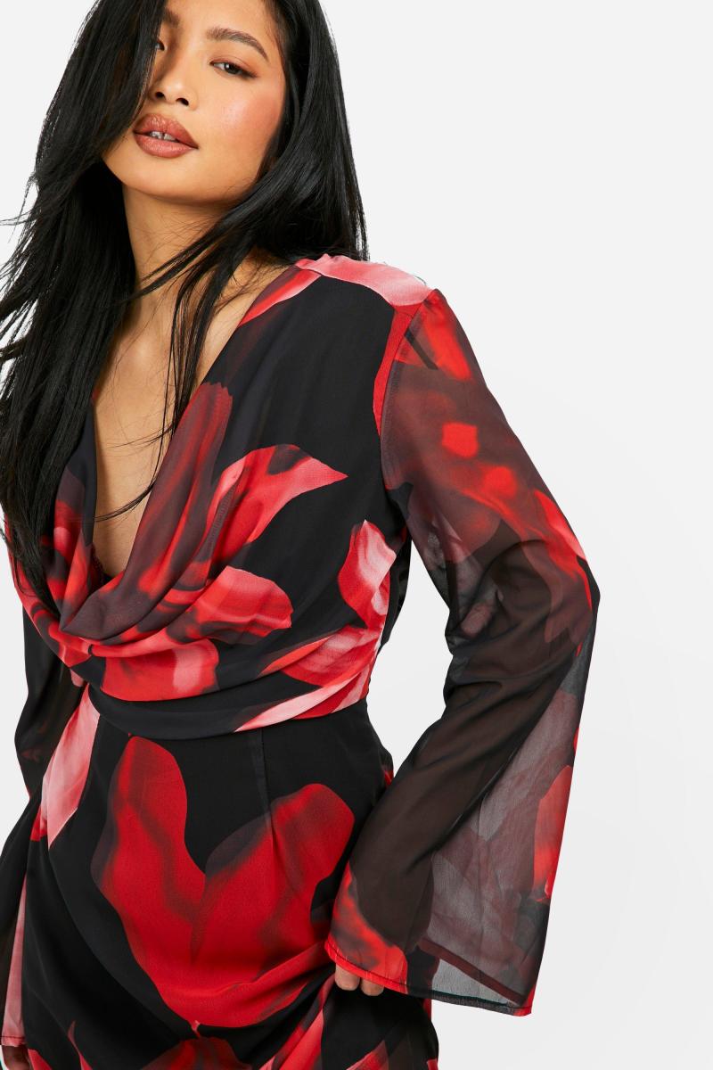 Маленька смілива квіткова деталізація капота максі