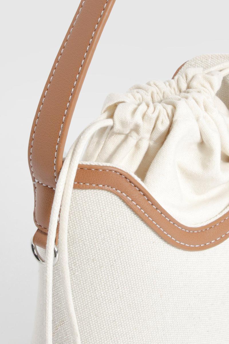 Контрастна міні-сумка з полотняних деталей