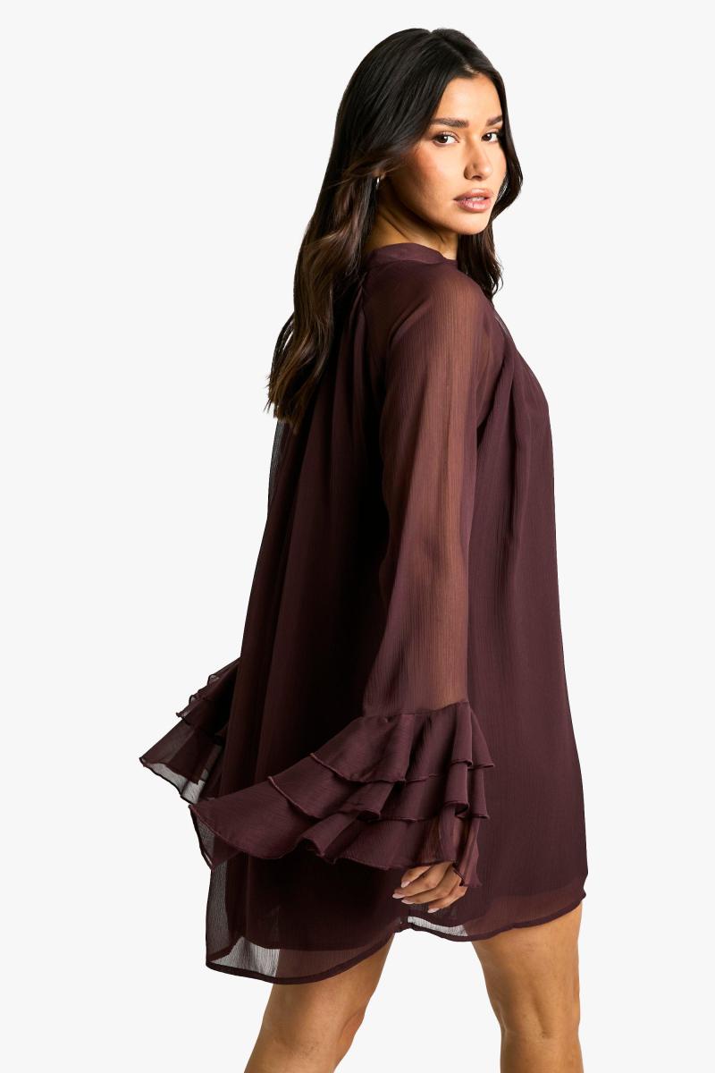 Високий сукня з високим втулкою шиї в рукаві