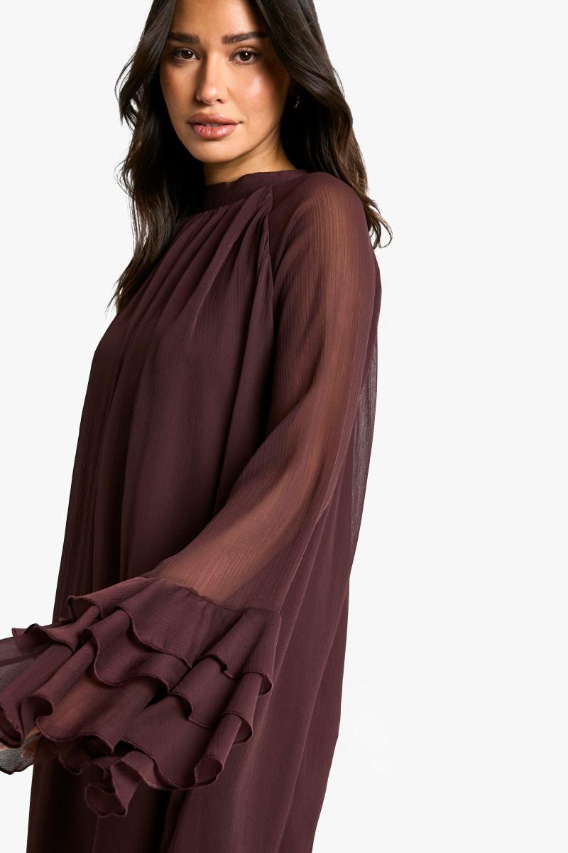 Високий сукня з високим втулкою шиї в рукаві